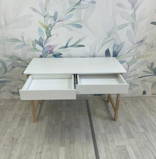 Компьютерный стол с письменным местом